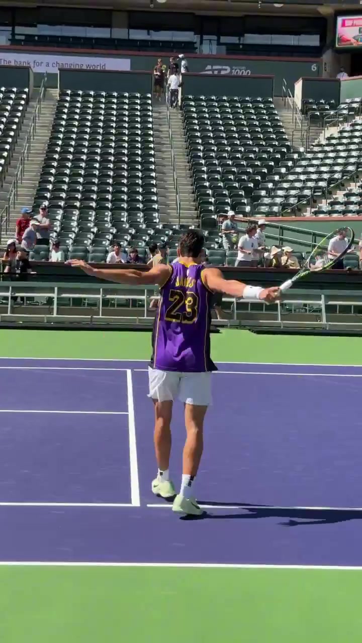 总决赛电竞-致敬传奇！阿尔卡拉斯再次身穿詹姆斯23号球衣训练备战公开赛